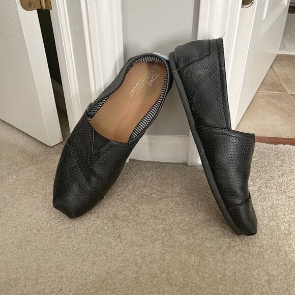 TOMS Classic Alpargata Slip On Genuine Leather Perforated Flat Driving Shoes - Picture 2 of 12